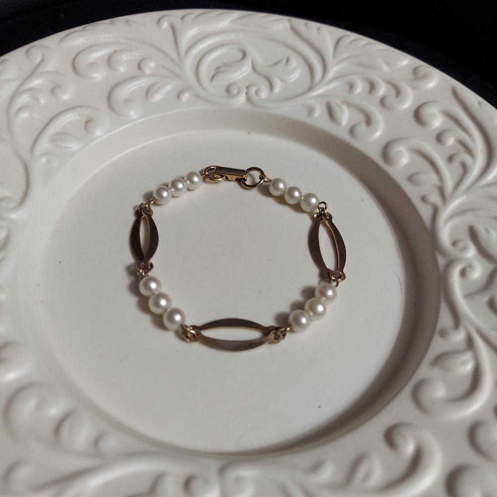 Sarah Coventry Gold Tone/Faux Pearl Bracelet - Picture 4 of 8